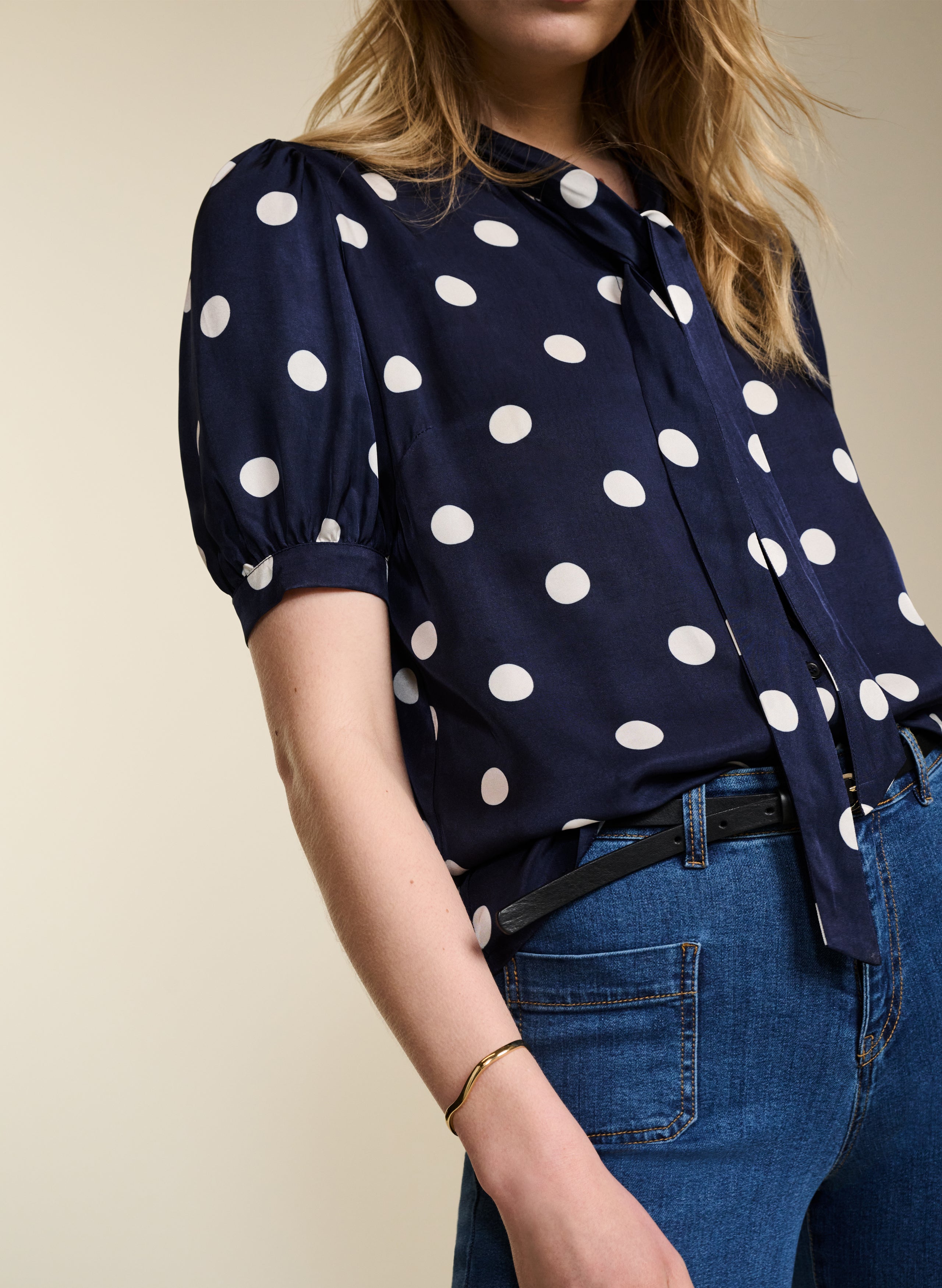 Violette Satin Blouse Navy Big Polka Baukjen