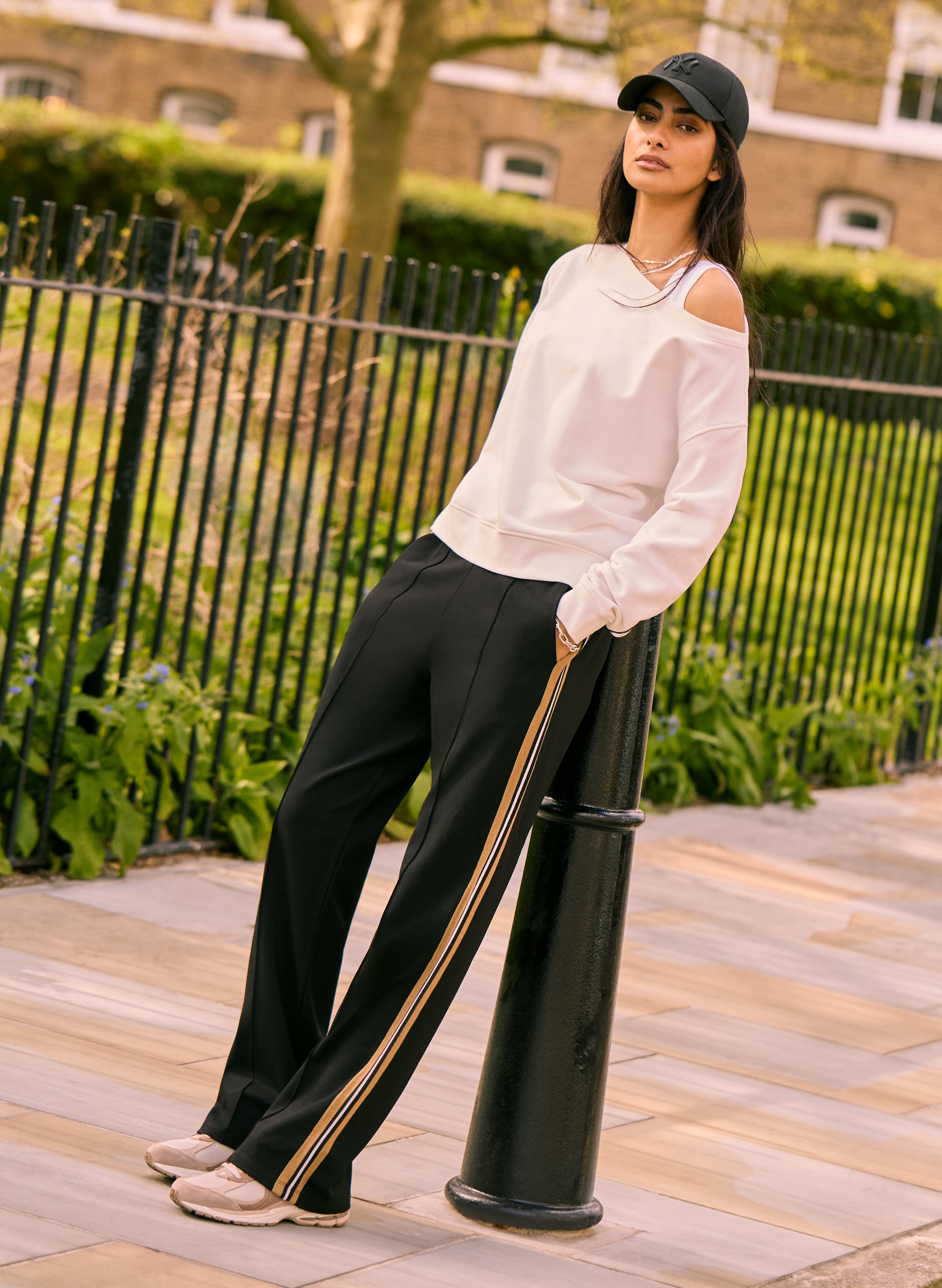 Marjorie Side Stripe Ponte Trousers Caviar Black Camel Baukjen